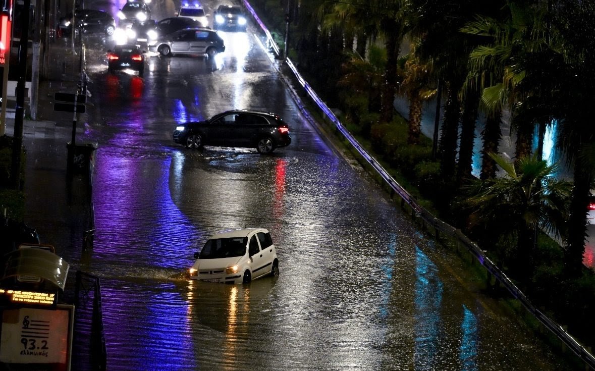 Έκλεισε ξανά η λεωφόρος Ποσειδώνος στο ρεύμα προς Πειραιά λόγω κακοκαιρίας